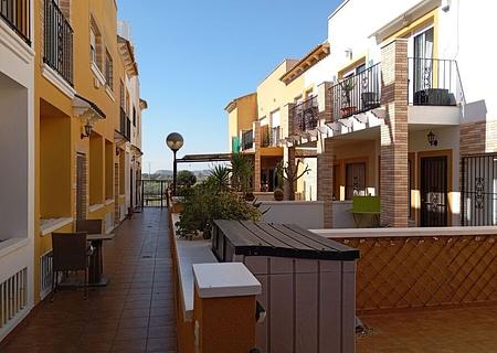 Reihenhaus mit 2 Schlafzimmern, 1 Bad, Gäste-WC, Dachterrasse und Gemeinschaftspool