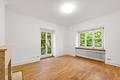 Altbauvilla mit Gewerbeanteil auf parkähnlichem Grundstück - Wohnraum mit Kamin