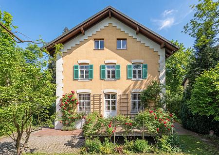Historische Villa mit hinreißendem Flair und großem Raumangebot in ruhiger Lage - Charmante Landhaus-Architektur