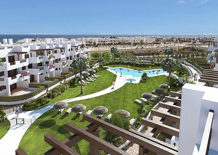 Komfortable Penthouse-Wohnungen mit 1 Schlafzimmer, Dachterrasse mit Meerblick, Tiefgaragenstellplatz und Gemeinschaftspool nur 600 m vom Strand