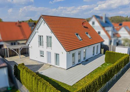 Münchner Umland: Für höchste Ansprüche – Traumhaftes EFH mit Einliegerwhg. in Friedberg-Rinnenthal - Südwest Ansicht