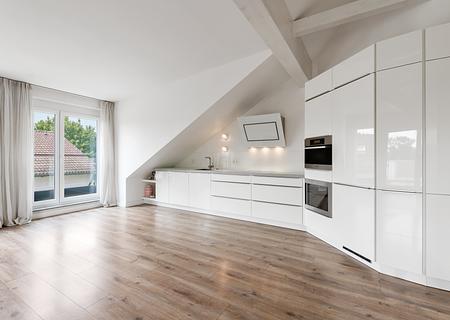 Reizvolle, helle 3-Zimmer-Dachgeschosswohnung mit sonnigem Südbalkon - Moderne Einbauküche