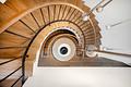Haus-im-Haus: Großzügiges Domizil in stylischer Design-Ästhetik mit sonnigem Garten - Raumbildende Statement-Treppe