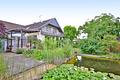 Großzügiges Wohnhaus mit Praxis, flexiblem Nutzungspotenzial und Gartenidylle - Großer Garten mit Teich