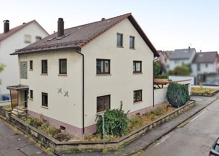 Sanierungsbedürftiges Zweifamilienhaus mit 174 qm Wohnfläche auf 649 qm großem Grundstück in ruhiger Wohnlage - Frontansicht