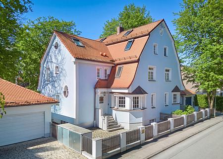 Historischer Charme trifft Wohnkomfort: Modernisierte Haushälfte mit Traumgarten - Stilvolle Villenhälfte