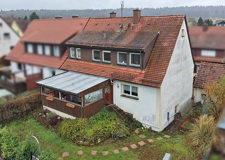 Ihr Zuhause mit Perspektive: Charmante Doppelhaushälfte mit Garten in Keltern-Weiler - Haus Außenansicht