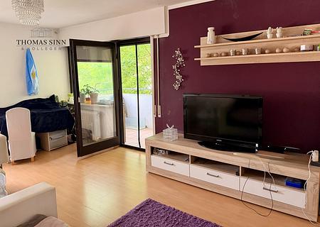 Renovierte 2-Zimmer-Wohnung mit Balkon - TG-Stellplatz - neuer Fußboden - neue Einbauküche - Wohnbereich