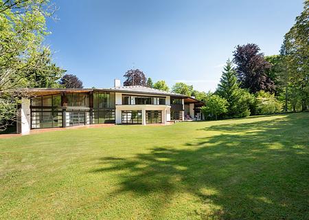 Privatsphäre in nobelster Gartenlage: Architekten-Villa von 1982 mit Gäste-Dependance - Architekten-Villa von 1982
