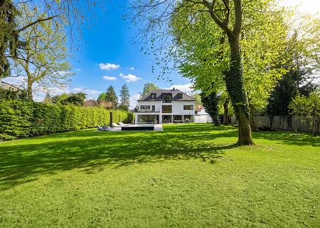 Moderne Architektenvilla mit exklusivem Interior-Konzept, Lift, Spa-Lounge, Home-Gym und Outdoorpool - Moderne Villa auf traumhaftem Parkgrundstück