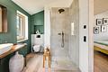 Mit Weitsicht geplant: Wohngesundes Architektenhaus mit Design-Ausstattung - Masterbad mit Parkett