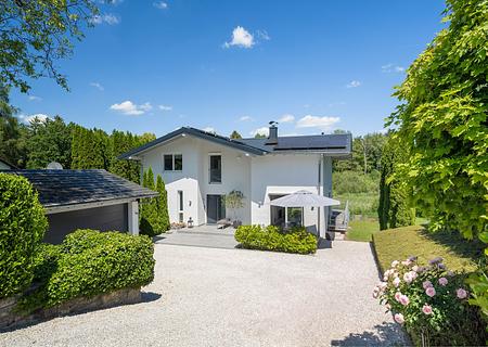 Gehobenes Familiendomizil in privilegierter Lage zwischen Natur und See - Attraktives Familienhaus