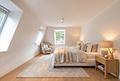 Lichtdurchflutete, hochwertige 4,5-Zimmer-Wohnung auf zwei Ebenen in ruhiger Lage - virtuell möbliert: Helles Masterschlafzimmer