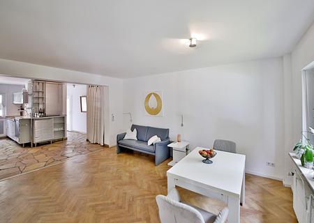 Traumhafte 3-Zimmer-Erdgeschosswohnung mit beheizbarem Balkon und hochwertiger Ausstattung - Wohn- und Esszimmer