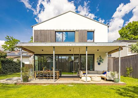 Mit Weitsicht geplant: Wohngesundes Architektenhaus mit Design-Ausstattung - Ästhetisches Architektenhaus
