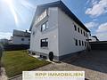 Lichtdurchflutete 4,5-Zimmer-Wohnung mit Süd-Balkon und Privatgarten in Lohhof - Hausansicht