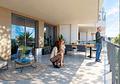 Appartements mit 2 Schlafzimmern, Klimaanlage, Fußbodenheizung in Bädern, Tiefgaragenstellplatz und Gemeinschaftspool nur 650 m vom Strand