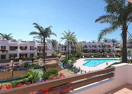 Obergeschoss-Wohnungen mit 2 Schlafzimmern, 1 - 2 Bädern, Dachterrasse, Tiefgaragenstellplatz und Gemeinschaftspool in erster Linie am Strand