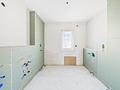 Exklusive Neubauwohnung mit traumhaftem Süd- & Westpanoramabalkon am Schliersee - Badezimmer / Stand 07.26