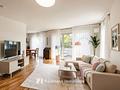Lichtdurchflutet, komfortabel, bezugsfrei! Moderne Traumwohnung im schönen Obermenzing. - Wohnzimmer (KI-möbliert)