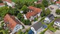 Hier lässt es sich gut leben! Gepflegte, ruhige und helle 3-Zimmer Wohnung mit 2 Balkonen und TG - Das gepflegte Ensemble.  (Bild KI gestützt bearbeitet)