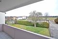 Vermietete 2-Zimmer-Wohnung mit Balkon, Aussicht, Aufzug & Garage – solide Kapitalanlage - Balkon