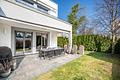 Haus-im-Haus: Großzügiges Domizil in stylischer Design-Ästhetik mit sonnigem Garten - Sonnenterrasse mit Markise