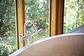 Freistehendes Einfamilienhaus im Chalet-Stil, modern interpretiert - Naturstein Badewanne