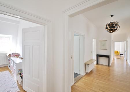 Exquisite Jugendstil-Maisonette mit historischem Charme, Tageslichtbad mitten in Baden-Baden - Sicht beim Betreten