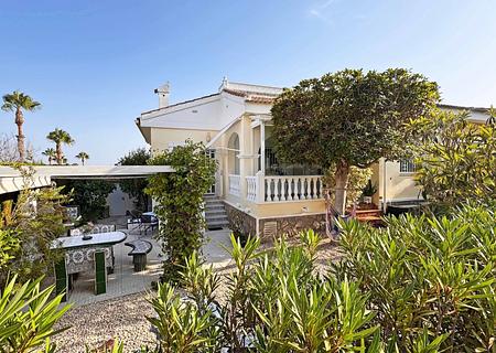 Endreihenhaus mit 3 Schlafzimmern, 2 Bädern, Dachterrasse, Klimaanlage und Gemeinschaftspool