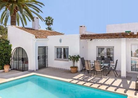 Ibiza Style Villa mit Ferienvermietungslizenz in Sol de Mallorca zu verkaufen