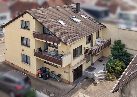 Vielseitiges MFH: 4 Einheiten (EG frei)+ Nebengebäude mit Wohnraum-Potenzial - Blick auf die Balkone