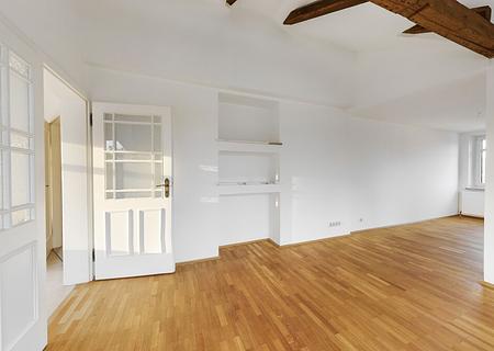 Altbaucharme & Bergblick – 2-Zimmer-Dachgeschoss mit Potenzial für 3 Zimmer in Freilassing - Wohnbereich