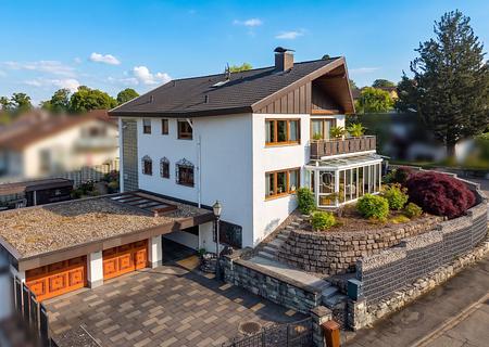 Charmantes Zweifamilienhaus mit gepflegter Gartenanlage und vermieteter Wohneinheit - Außenansicht