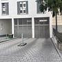 Neubau Niveau in stilvollem Pracht Altbau in bester Lage von Bogenhausen: 4 Zimmer Loggia Wohnung - Einfahrt zur Tiefgarage im Nachbarhaus