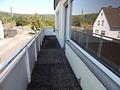 Frisch renovierte 3-Zimmer-Wohnung mit Balkon, Loggia & saniertem Bad im gepflegten Zweifamilienhaus - Wohnzimmer Balkon Bild 1