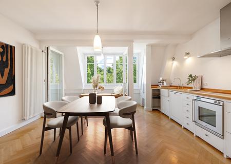 Bezaubernde, familiengerechte 4-Zimmer-Wohnung in Altbau-Villa mit Traumblick auf den Schlosskanal - Wohnküche virtuell möbliert