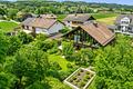 Sehr gepflegtes Architektenhaus mit hübschem Garten * Maximal 5 Jahre Wohnrecht für Verkäufer - Hausansicht mit Garten