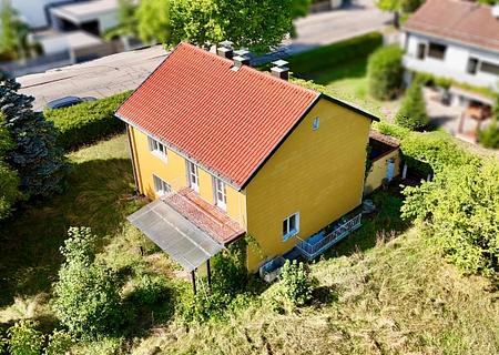 Exklusive Wohnlage in Pullach - Grundstück mit Altbestand / Abbruch ZFH im Erbbaurecht zu vergeben - Blick aufs Objekt