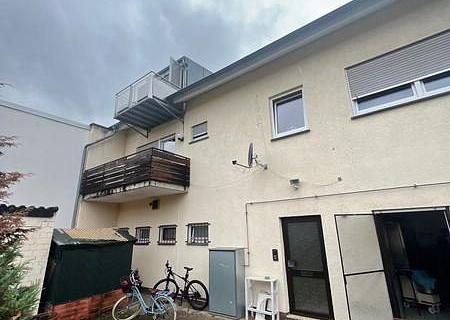 Gewerbeeinheit + 2 WE im Zentrum des Lebens und Metropolregion Karlsruhe nah. - 5 Rückseite mit Kücheneingang und WE-Eingang und Balkonen