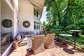 Designer-Villa mit großem Raumangebot und schönem Garten - Großzügiger Terrassenbereich