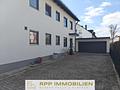 Lichtdurchflutete 4,5-Zimmer-Wohnung mit Süd-Balkon und Privatgarten in Lohhof - Hof-Einfahrt