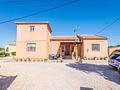 Sehr schöne Landhaus-Villa mit 3 Schlafzimmern, 2 Bädern, Dachterrasse und Privatpool