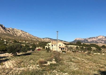 Finca mit einem Grundstück von 17.000 m² und einer Villa zur Fertigstellung von ca. 500 m² in einer sehr schönen Landschaft!