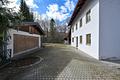 Grundstück mit Altbestand in zentraler Lage von Miesbach – Abriss oder Kernsanierung - Zufahrt mit Doppelgarage und Stellplatz