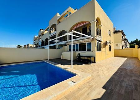 Erdgeschoss-Wohnung mit 2 Schlafzimmern, 1 Bad, Privatpool und großer Terrasse nur 600 m vom Strand