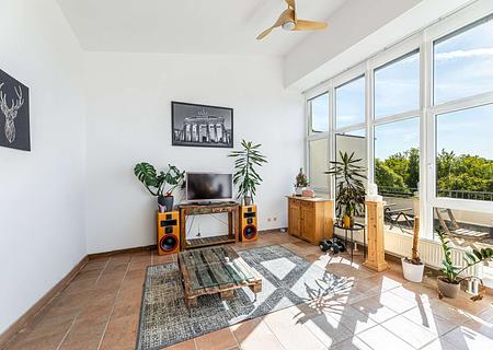 HEGERICH: Moderne Dachgeschosswohnung mit Loftcharakter und großer Sonnenterrasse in Fürth - Wohnzimmer
