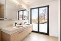 Haus-im-Haus: Großzügiges Domizil in stylischer Design-Ästhetik mit sonnigem Garten - Ästhetisches Ensuite-Bad