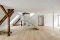 Bogenhausen - Luxus-Dachterrassenwohnung – Exklusives Wohnen im prachtvollen Altbaujuwel - Wohn- und Essbereich mit Blick auf die stilvolle Treppe