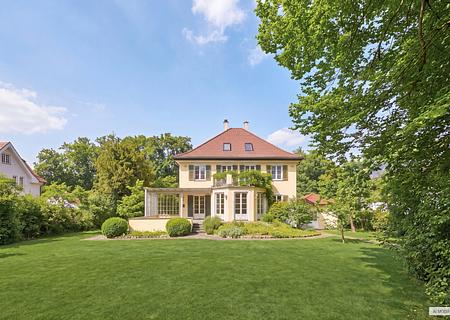 Klassische Villa von 1928 mit 6 Schlafzimmern, viel Charme und Traumgarten in unverbauter Bestlage - Charmante Altbau-Villa